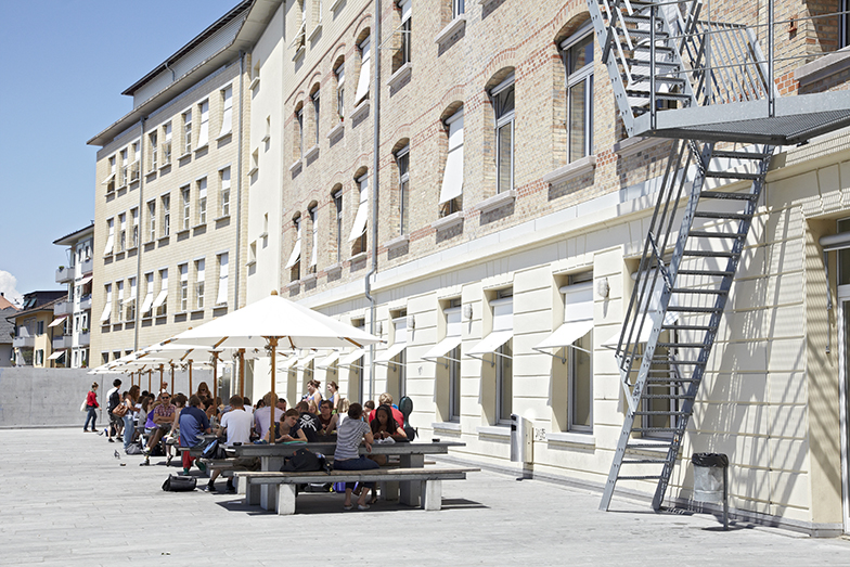 Uni Tobler/Vorplatz Mensa/Sommer/Studenten sitzen